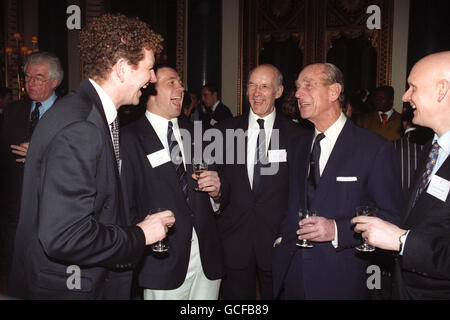 Der Herzog von Edinburgh chattet mit dem britischen Sportler bei einem Empfang im Buckingham Palace. (l-r) Rower Johnny Searle, Rugby-Spieler Scott Hastings und Schwimmer Duncan Goodhew (ganz rechts). Stockfoto