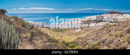 Panorama über den Ferienort Los Cristianos, Teneriffa, mit der Insel La Gomera im Hintergrund Stockfoto