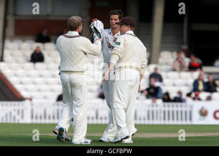 Surrey's Jade Dernbach (Mitte) feiert die Aufnahme des Wickens von Derbyshire's Garry Park mit Teamkollegen Stockfoto