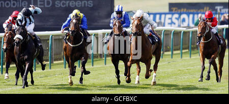 Balducci, geritten von William Buick (links in schwarzer Kappe), gewinnt beim Craven Meeting auf der Newmarket Racecourse, Suffolk, die Jungferneinsätze von Alex Scott. Stockfoto