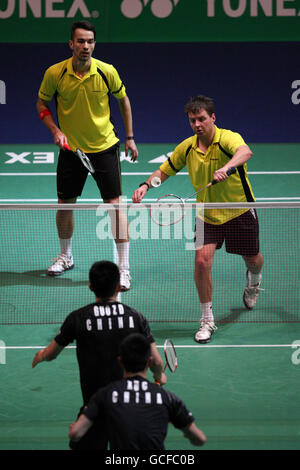 Badminton - Yonex All England Open Championships 2010 - Tag Drei - National Indoor Arena. Der britische Anthony Clark (rechts) und Nathan Robertson (links) sind gegen die chinesischen Zhengdong Guo und Chen Xu im Einsatz Stockfoto