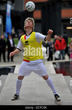 Fußball Freestyle Weltmeister John Farnworth während der Grass Roots Fußball Live Launch Event am Brindley Place Stockfoto