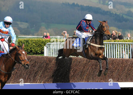 Duc de Regniere und Jockey Barry Geraghty (rechts) gewinnen die Masterson Holdings Silver Trophy Chase vor I'm so Lucky, die von Keith Donoghue auf der Cheltenham Racecourse gefahren wird. Stockfoto