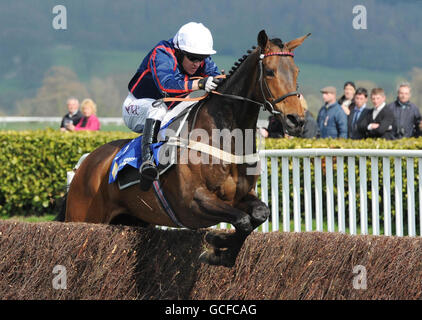 Duc de Regniere und Jockey Barry Geraghty (rechts) gewinnen die Masterson Holdings Silver Trophy Chase auf der Pferderennbahn Cheltenham. Stockfoto