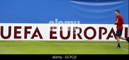 Fußball - Europa League - Halbfinale - erste Etappe - Atletico Madrid / Liverpool - Liverpool Pressekonferenz und Training - Vic.... Steven Gerrard aus Liverpool joggt während des Trainings im Vicente Calderon Stadium, Madrid, Spanien. Stockfoto