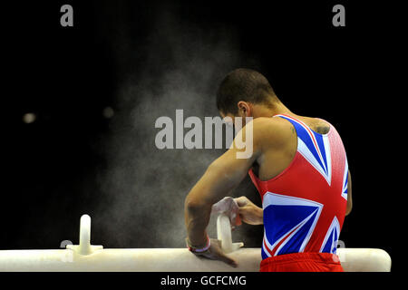 Der britische Meister Louis Smith legt sich die Griffe herunter, bevor er am Trainingstag für die European Artistic Championships im NIA, Birmingham, auf dem Pauschenpferd trainiert. Stockfoto