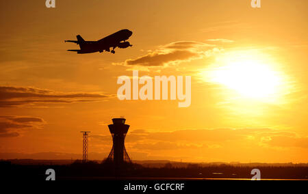 Heute Abend verlässt ein Flugzeug den Flughafen Newcastle, als Reisende, die von der Vulkanaschewolke im Ausland gestrandet sind, in einem Rinnsal und nicht in einer Flut nach Großbritannien zurückkehrten, als Vorkriptionen über den Umgang der Regierung mit der Krise flogen. Stockfoto