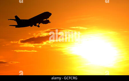 Ein Flugzeug verlässt heute Abend den Flughafen Newcastle, als Reisende, die von der Vulkanasche in die Wolke gestrandet sind, Großbritannien in einem Rinnsal zurückkehrten, anstatt in einer Flut, als Vorstrafungen über den Umgang der Regierung mit der Krise flogen. Stockfoto