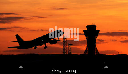 Heute Abend verlässt ein Flugzeug den Flughafen Newcastle, als Reisende, die von der Vulkanaschewolke im Ausland gestrandet sind, in einem Rinnsal und nicht in einer Flut nach Großbritannien zurückkehrten, als Vorkriptionen über den Umgang der Regierung mit der Krise flogen. Stockfoto