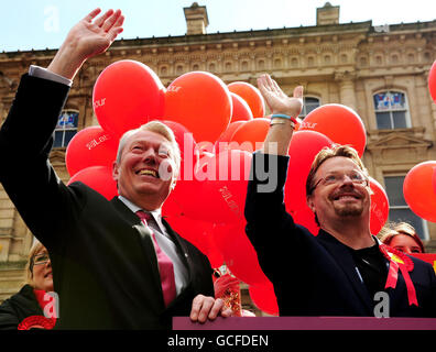 Innenminister Alan Johnson (links) und Komiker Eddie Izzard auf dem Weg zur Parlamentswahl in Durham. Stockfoto