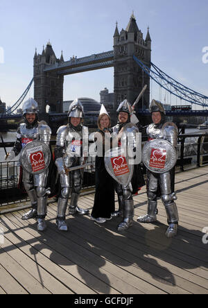 Virgin London Marathon 2010 Hopefuls The Four Knights, Hamish Cameron, Duncan Cameron, Angus Cameron und Dougal Cameron mit Amy Jevons (Mitte) als Lady Guinevere posieren für Fotos am Ufer der Themse nach der Pressekonferenz im Tower Hotel, London. Stockfoto