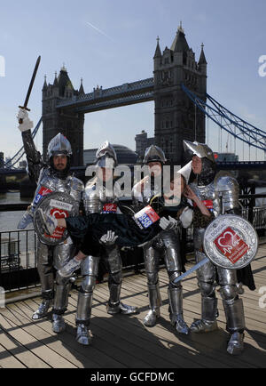 Der Virgin London Marathon 2010 hofft, dass die vier Ritter Hamish Cameron, Duncan Cameron, Angus Cameron und Dougal Cameron mit Amy Jevons als Lady Guinevere nach der Pressekonferenz im Tower Hotel, London, für Fotos am Ufer der Themse posieren. Stockfoto