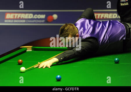 Shaun Murphy aus England im Einsatz gegen Gerard Greene aus Nordirland während der Snookerweltmeisterschaft Betfred.com im Crucible Theatre, Sheffield. Stockfoto