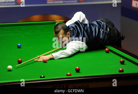 Der englische Mark Davis im Einsatz gegen den nordirischen Mark Allen während der Snooker-Weltmeisterschaft Betfred.com im Crucible Theatre, Sheffield. Stockfoto