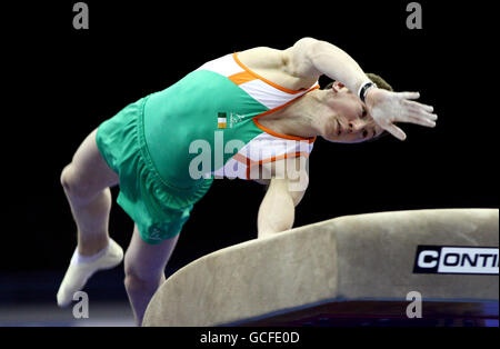 Gymnastik - Europameisterschaften Der Herren 2010 - Erster Tag - Nationale Hallenarena. Der irische Christopher O'Connor tritt im Gewölbe während der Europameisterschaft im NIA, Birmingham, an. Stockfoto