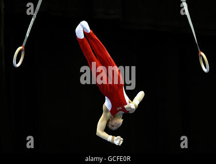 Gymnastik - Europameisterschaften Der Herren 2010 - Erster Tag - Nationale Hallenarena. Der litauische Tomas Kuzmickas tritt bei den Europameisterschaften im NIA in Birmingham an den Ringen an. Stockfoto