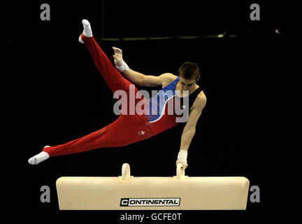 Gymnastik - Europameisterschaften Der Herren 2010 - Erster Tag - Nationale Hallenarena. Der französische Mathieu Vanacker tritt auf dem Pommel Horse während der Europameisterschaft im NIA in Birmingham an. Stockfoto