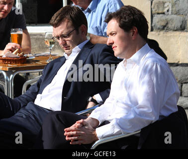 Andy Coulson, Direktor für Kommunikation und Planung der Konservativen Partei, mit dem Schattenkanzler George Osborne (rechts) in einem Open-Air-Café in Bristol vor der Debatte über die Wahlen zum Premierminister. Stockfoto