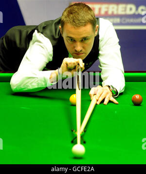 Der schottische Stephen Hendry im Einsatz gegen den englischen Mark Selby während der Snookerweltmeisterschaften Betfred.com im Crucible Theatre, Sheffield. Stockfoto