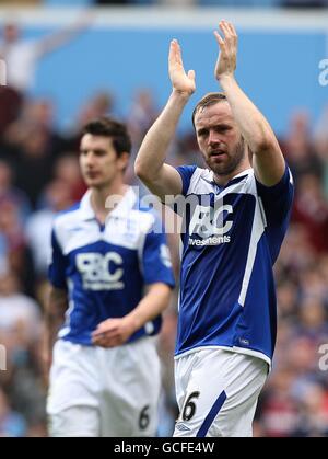 Fußball - Barclays Premier League - Aston Villa gegen Birmingham City - Villa Park. James McFadden (rechts) von Birmingham City applaudiert den Auswärtfans nach dem letzten Pfiff Stockfoto