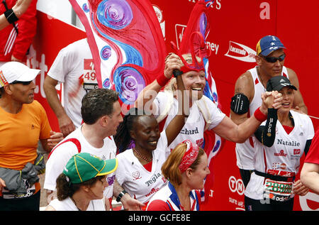 Richard Branson mit Natalie Imbruglia (rechts) beim Virgin London Marathon 2010, London. Stockfoto