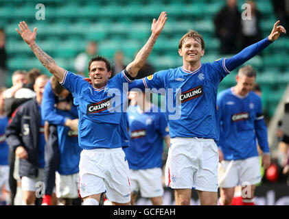 Nacho Novo der Rangers (links) und Sasa Papac feiern nach dem Gewinn der Clydesdale Bank Premier League nach dem Spiel der Clydesdale Bank Scottish Premier League in der Easter Road, Edinburgh. Stockfoto