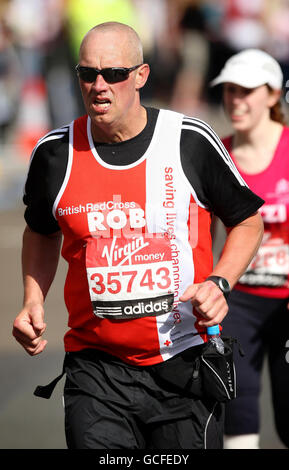 Ein Läufer passiert den Parliament Square, während er am Virgin London Marathon 2010 in London teilnimmt. Stockfoto