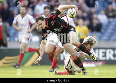 Der Edinburgher Nick De Luca (links) wird von Ulsters Jamie Smith während des Spiels der Magners League in Murrayfield, Edinburgh, angegangen. Stockfoto