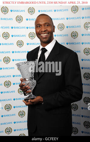 Fußball - PFA Player of the Year Awards 2010 - Grosvenor House Hotel. Lucas Radebe mit seinem Special Merit Award 2010 bei den PFA Player of the Year Awards 2010 im Grosvenor House Hotel, London. Stockfoto