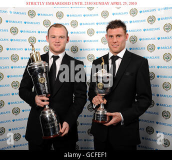 Wayne Rooney von Manchester United (links) mit seiner Trophäe für PFA Players Player of the Year und James Milner von Aston Villa (rechts) mit seiner Trophäe für Young Player of the Year bei den PFA Player of the Year Awards 2010 im Grosvenor House Hotel, London. Stockfoto