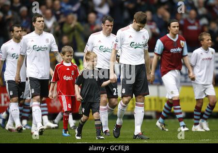 Liverpool-Kapitän Steven Gerrard (Mitte) führt sein Team auf Das Spielfeld Stockfoto