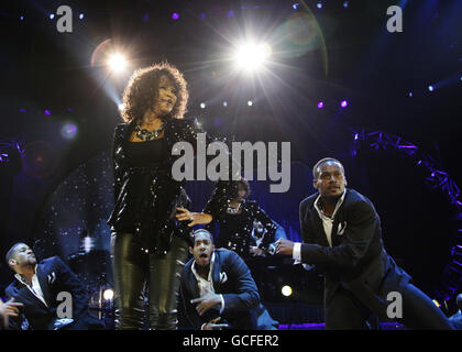 Whitney Houston spielt auf der Bühne des O2 in Greenwich, London. Stockfoto