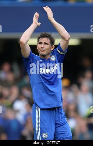 Fußball - Barclays Premier League - Chelsea / Stoke City - Stamford Bridge. Chelseas Frank Lampard applaudiert den Heimfans nach dem letzten Pfiff Stockfoto