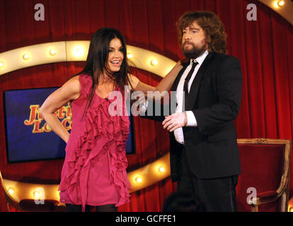 Gast Janice Dickinson mit JLC während der Dreharbeiten zur Channel 5-Chat-Show Justin Lee Collins: Good Times, im Rivoli Ballroom in Brockley, South London. Stockfoto