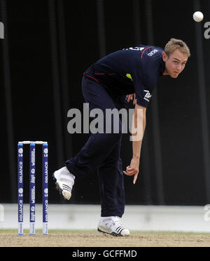 Cricket - ICC World Twenty20 - Warm Up Match - England gegen Südafrika - Kensington Oval. Der englische Stuart Broad in Aktion während des ICC T20 Warm Up Match im Kensington Oval, Bridgetown, Barbados. Stockfoto