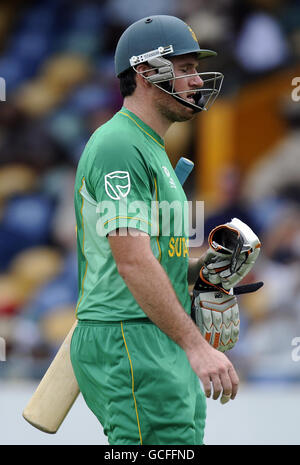 Der südafrikanische Kapitän Graeme Smith kehrt in den Pavillon zurück, nachdem er während des ICC T20 Warm Up Match im Kensington Oval, Bridgetown, Barbados, entlassen wurde. Stockfoto