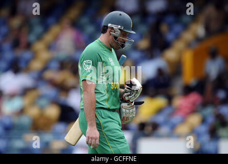 Der südafrikanische Kapitän Graeme Smith kehrt in den Pavillon zurück, nachdem er während des ICC T20 Warm Up Match im Kensington Oval, Bridgetown, Barbados, entlassen wurde. Stockfoto