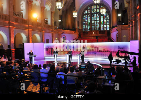 Moderator David Dimbleby (links) mit (auf der Plattform, von links) dem Vorsitzenden der Konservativen Partei David Cameron, dem liberaldemokratischen Führer Nick Clegg und Premierminister Gordon Brown während der letzten Live-Wahldebatte der Staats- und Regierungschefs, die von der BBC in der Great Hall der Universität Birmingham veranstaltet wurde. Stockfoto