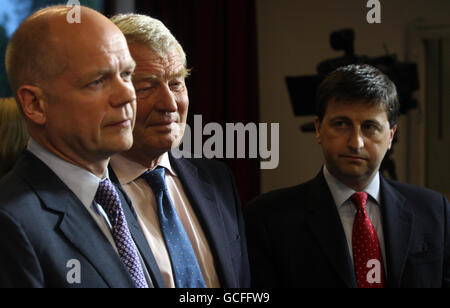 (Von links nach rechts) William Hague, Paddy Ashdown und Douglas Alexander in der Great Hall der Birmingham University, Birmingham, während sie auf den Start der letzten Live-Wahldebatte der BBC warten. Stockfoto