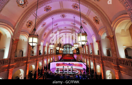 Moderator David Dimbleby (links) mit (auf der Plattform, von links) dem Vorsitzenden der Konservativen Partei David Cameron, dem liberaldemokratischen Führer Nick Clegg und Premierminister Gordon Brown während der letzten Live-Wahldebatte der Staats- und Regierungschefs, die von der BBC in der Great Hall der Universität Birmingham veranstaltet wurde. Stockfoto