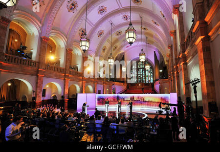 Moderator David Dimbleby (links) mit (auf der Plattform, von links) dem Vorsitzenden der Konservativen Partei David Cameron, dem liberaldemokratischen Führer Nick Clegg und Premierminister Gordon Brown während der letzten Live-Wahldebatte der Staats- und Regierungschefs, die von der BBC in der Great Hall der Universität Birmingham veranstaltet wurde. Stockfoto