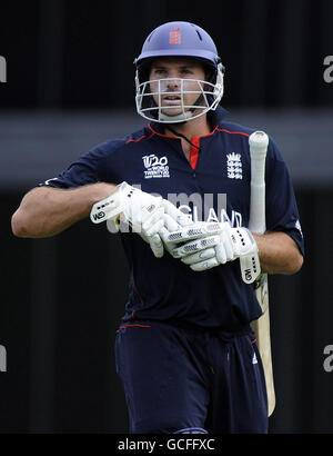 Cricket - ICC World Twenty20 - Warm Up Match - England gegen Südafrika - Kensington Oval. Der englische Michael Lumb wird während des ICC T20 Warm Up Match im Kensington Oval, Bridgetown, Barbados, für 4 Läufe begeistert sein. Stockfoto