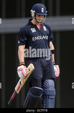 Cricket - ICC World Twenty20 - Warm Up Match - England gegen Südafrika - Kensington Oval. Der englische Craig Kieswetter wird während des ICC T20 Warm Up Match im Kensington Oval, Bridgetown, Barbados, für 5 Läufe entlassen. Stockfoto