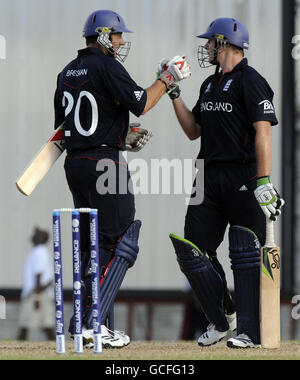 Cricket - ICC World Twenty20 - Warm Up Match - England gegen Südafrika - Kensington Oval. Die Engländer Tim Bresnan (links) und Luke Wright feiern den Gewinn des ICC T20 Warm Up Match im Kensington Oval, Bridgetown, Barbados. Stockfoto