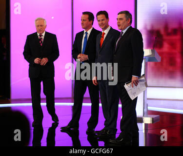 Der Moderator der Wahldebatte, David Dimblebly (ganz links), steht mit dem Vorsitzenden der Konservativen Partei, David Cameron (zweite links), dem Liberaldemokrat Nick Clegg (zweite rechts) und Premierminister Gordon Brown im Anschluss an die letzte Live-Wahldebatte der führenden Politiker, die von der BBC in der Great Hall der Universität Birmingham veranstaltet wird. Stockfoto