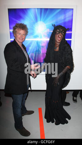 Grace Jones mit dem Künstler Chris Levine bei einer Vorschau seiner Ausstellung 'Stillness at the Speed of Light - Grace Jones', in der Vinyl Factory, Soho, im Zentrum von London. Stockfoto