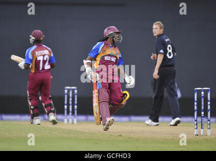 West Indies Batsman Shivnarine Chanderpaul feiert, nachdem Batsman Andre Fletcher 4 Läufe während des ICC World T20 Match im Providence Stadium, Guyana, erzielt hat. Stockfoto