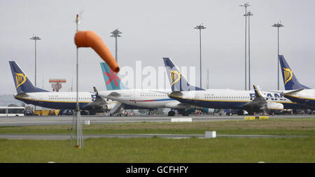 Flugzeuge sitzen auf dem Asphalt des Flughafens Dublin, als die Rückkehr der isländischen Vulkanaschewolke Tausende von Fluggästen mit hunderten von Flügen ins Elend brachte. Stockfoto