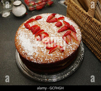 Der Kuchen, den Alex Haigh dem ehemaligen Premierminister Tony Blair bei einem Besuch im Rams Head Inn in Denshaw zur Unterstützung von Phil Woolas, dem Labour-Kandidaten für Oldham East und Saddleworth, gab. Stockfoto