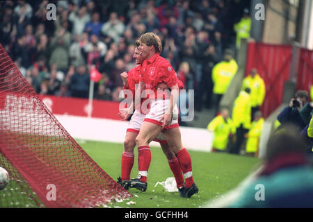 Stuart Pearce von Nottingham Forest feiert mit Teamkollege Gary Bull, nachdem er gegen Bolton Wanderers gepunktet hat. Stockfoto